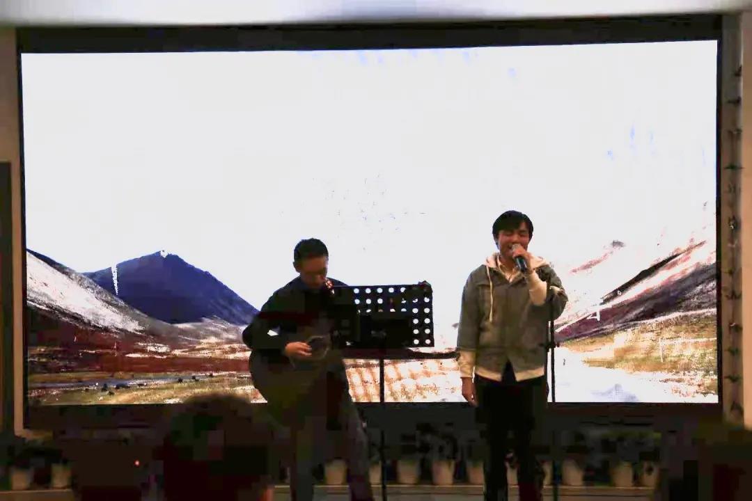 吴天洋同学带来的歌曲《平凡之路》把联欢会的气氛带向高潮 此次迎